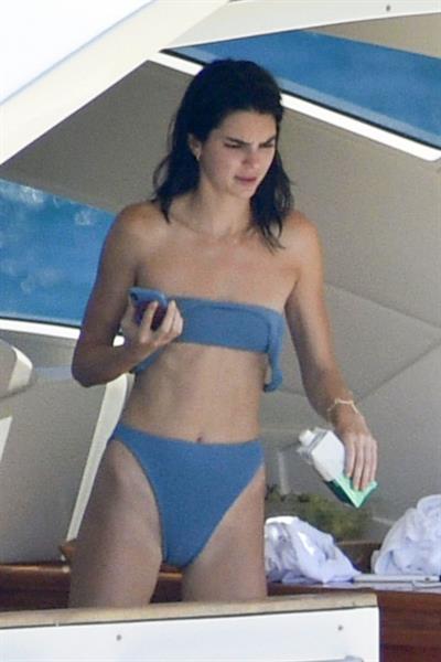 Kendall Jenner in a sexy bikini swimsuit on a yacht with Kourtney Kardashian seen by paparazzi.








































