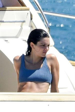 Kendall Jenner in a sexy bikini swimsuit on a yacht with Kourtney Kardashian seen by paparazzi.








































