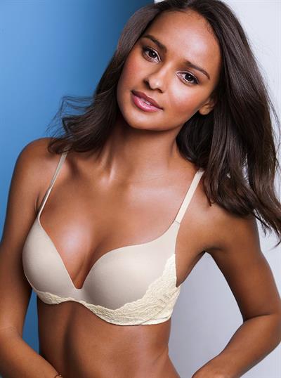 Gracie Carvalho in lingerie