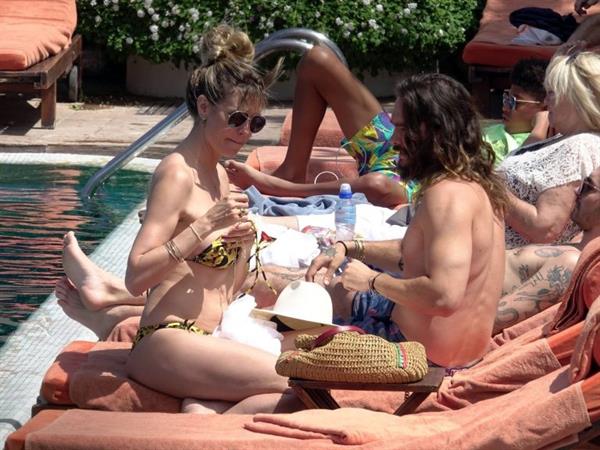 Heidi Klum nip slip in a sexy bikini seen by paparazzi and kissing her husband and flashing her boob.


