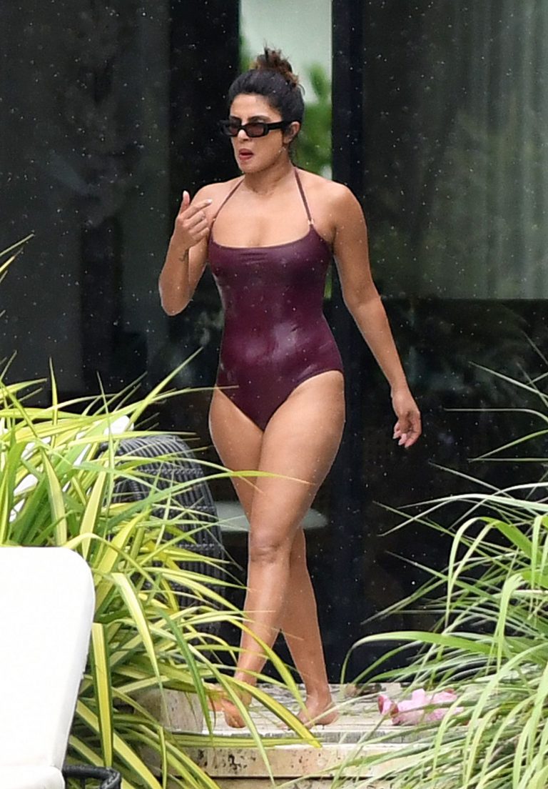 Priyanka Chopra sexy tits in a wet swimsuit seen by paparazzi. 9.37/10