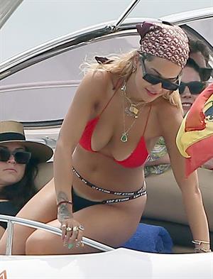Rita Ora sexy ass in a thong bikini seen by paparazzi.
