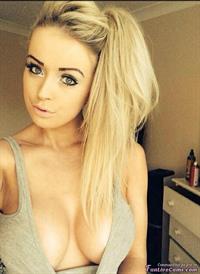 Sexy Hot Teen Showing Her Ass #sexy #ass #asses #butts #pretty #cute #photography #selfie