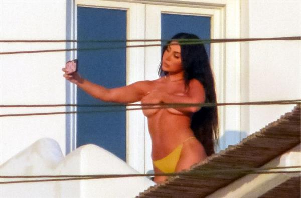 Martha Kalifatidis caught topless by paparazzi with her hand covering her nude big boobs.





