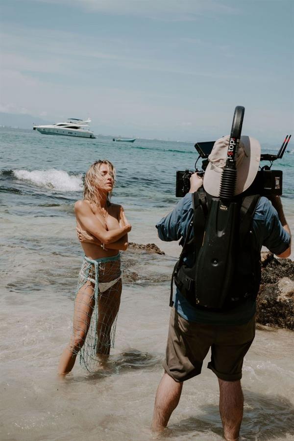 Kristin Cavallari topless seen by paparazzi at the beach covering her nude boobs with her arms.







