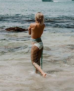Kristin Cavallari topless seen by paparazzi at the beach covering her nude boobs with her arms.







