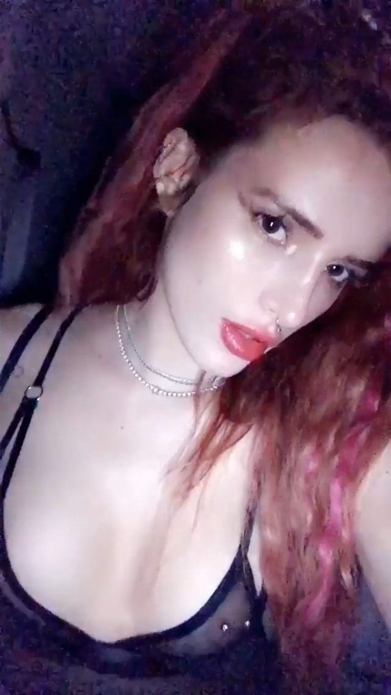 Bella Thorne taking a selfie