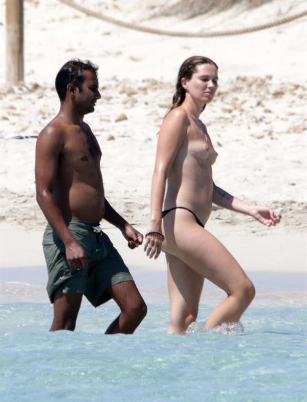 Serena Skov Campbell caught nude by paparazzi with her topless boobs exposed at the beach with her boyfriend Aziz Ansari.








