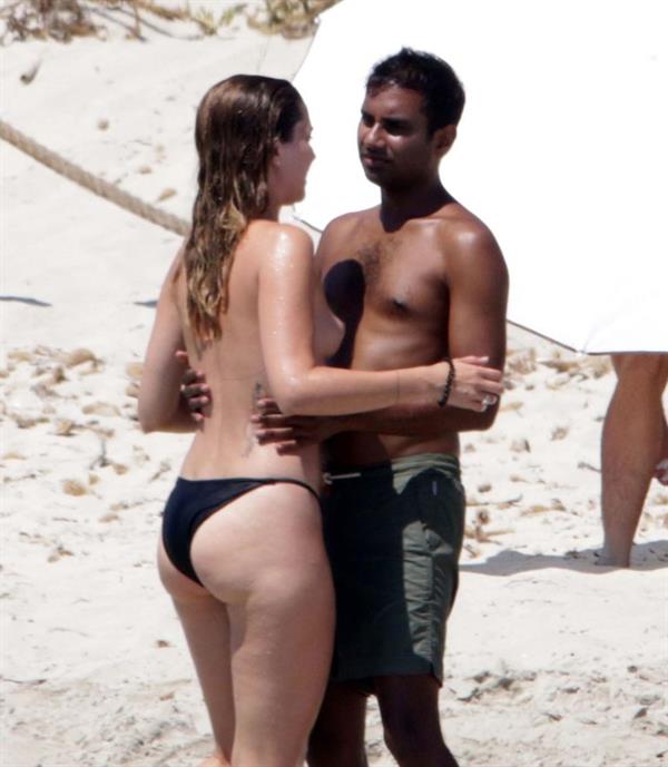 Serena Skov Campbell caught nude by paparazzi with her topless boobs exposed at the beach with her boyfriend Aziz Ansari.








