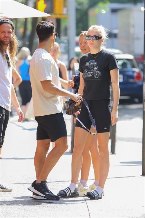 Sophie Turner braless tits seen kissing Joe Jonas by paparazzi.









