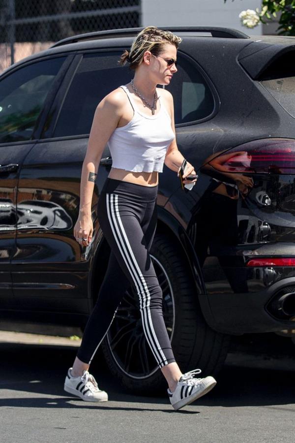 Kristen Stewart braless tits pokies seen by paparazzi in a white top showing off her boobs.










