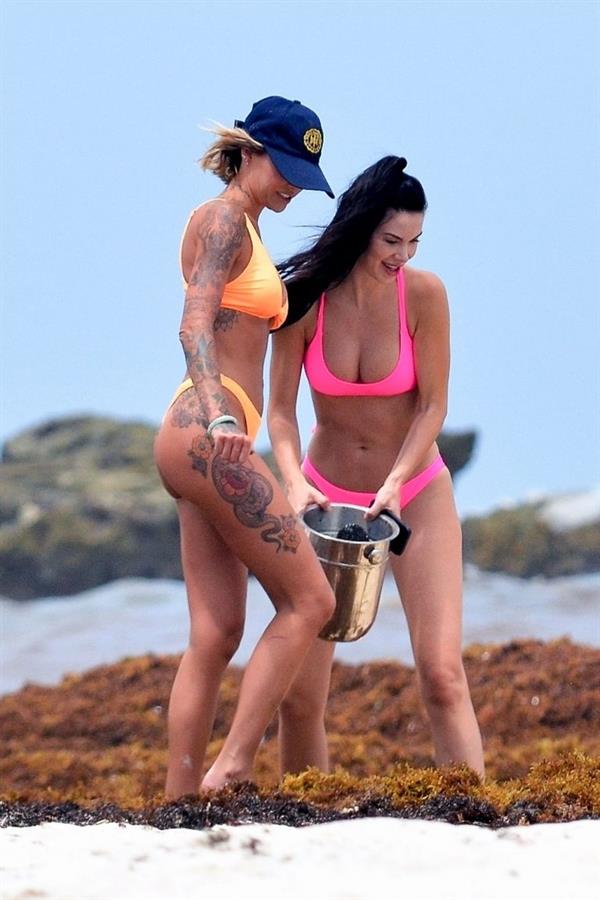 Jayde Nicole Sexy and Tina Louise caught nude by paparazzi showing their topless boobs at the beach.











