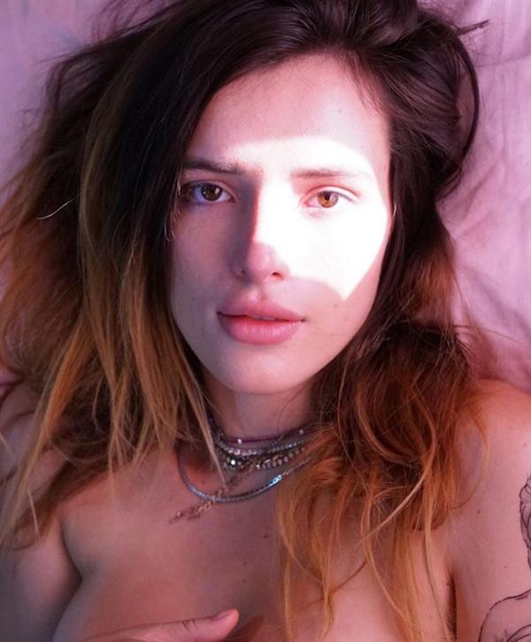 Bella Thorne nude new photos shared to instagram showing her topless boobs censoring her nipple.






















