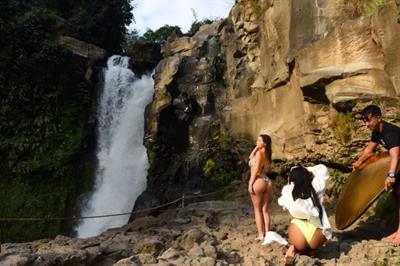 Demi Rose sexy ass and cleavage in a new bikini photo shoot in Bali.



