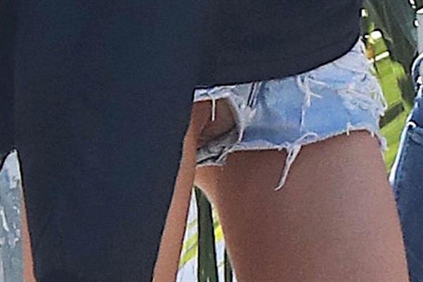 Stella Maxwell nude pussy flash wardrobe malfunction seen by paparazzi in jean shorts.











