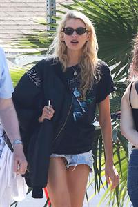 Stella Maxwell nude pussy flash wardrobe malfunction seen by paparazzi in jean shorts.











