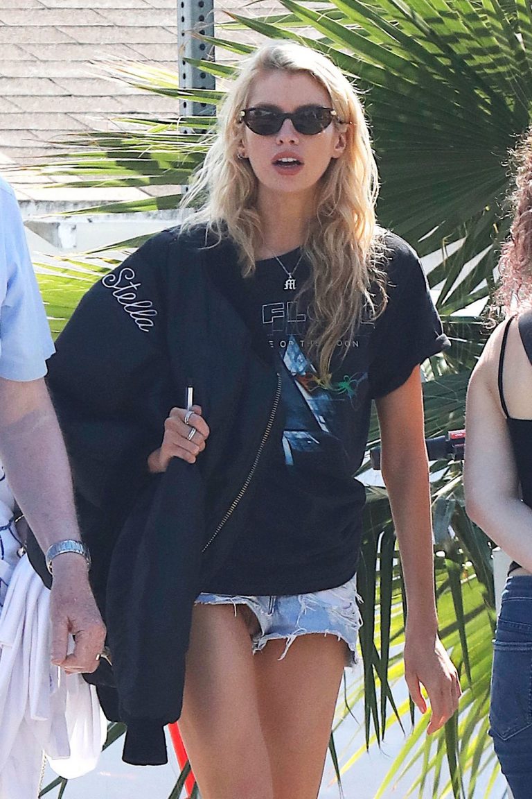 Stella Maxwell nude pussy flash wardrobe malfunction seen by paparazzi in jean shorts.












