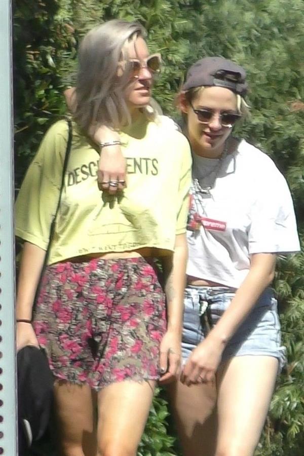 Kristen Stewart and Dylan Meyer lesbian kiss seen making out by paparazzi.




























