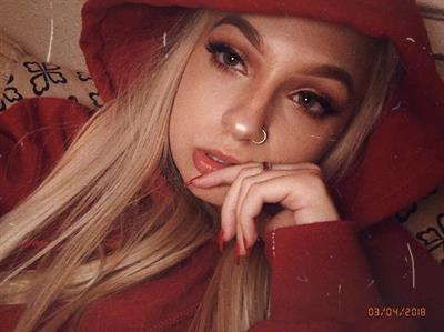 Skye Raae taking a selfie