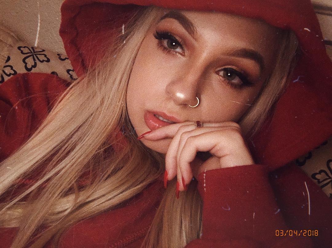 Skye Raae taking a selfie