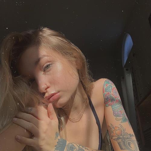 Skye Raae taking a selfie