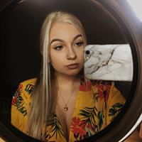 Skye Raae taking a selfie