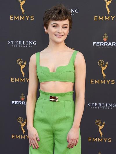 Joey King boobs showing nice cleavage in a little green top on the red carpet.

















































