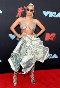 Veronica Vega showing off her braless boobs on the red carpet at the MTV VMA's in a see through top.














