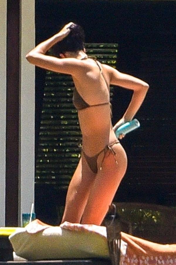 Hailey Baldwin and Kendall Jenner tanning in sexy thong bikinis seen by paparazzi.
























