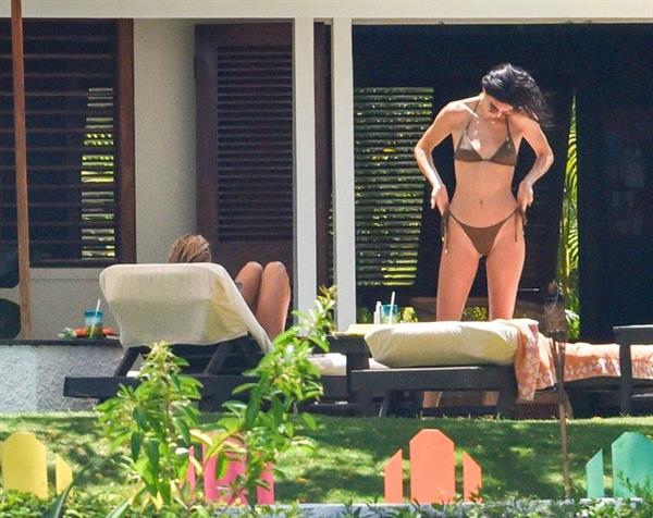 Hailey Baldwin and Kendall Jenner tanning in sexy thong bikinis seen by paparazzi.
























