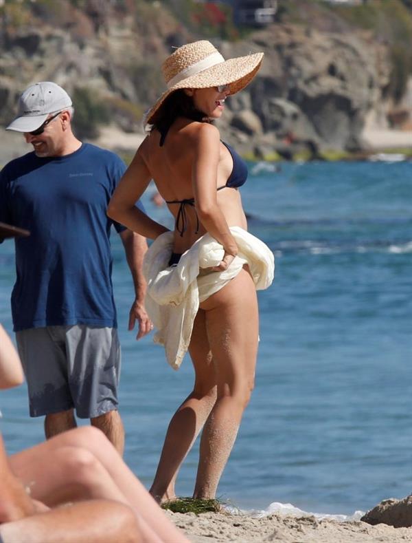 Jenna Dewan sexy ass in a bikini showing nice cleavage at the beach seen by paparazzi.




