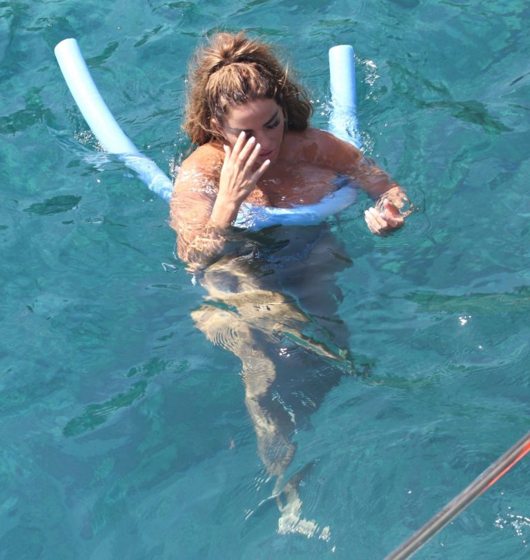 Katie Price caught nude with her son by paparazzi showing her topless boobs.

