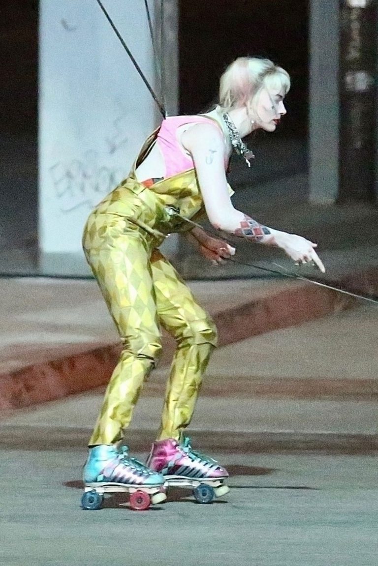 Margot Robbie Pictures Margot Robbie sexy filming an action scene as Harley Quinn in the new movie Birds of Prey .