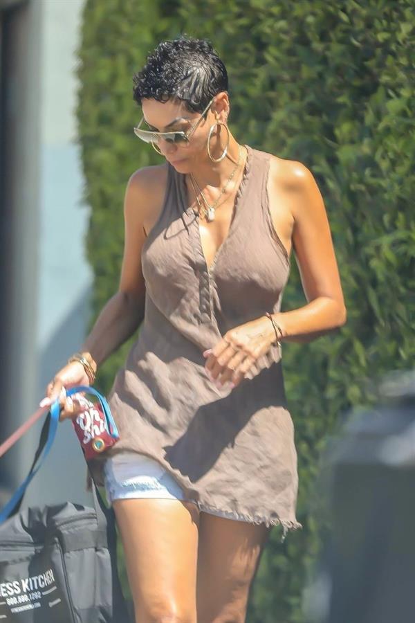 Nicole Murphy braless boobs showing off her tits seen by paparazzi with her hard nipple pokies.


















