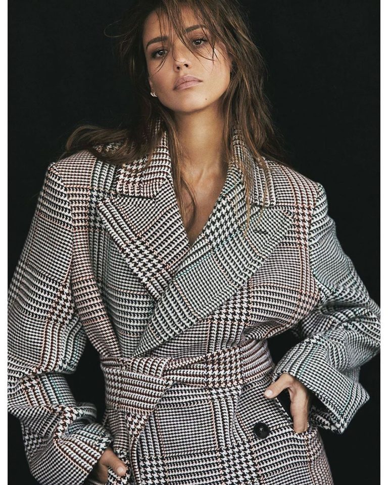 Jessica Alba topless and sexy new photo shoot for Harper's Bazaar.





















