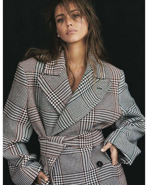 Jessica Alba Pictures Jessica Alba topless and sexy new photo shoot for Harper's Bazaar.