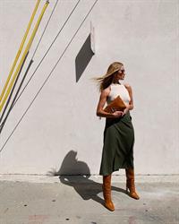 Rosie Huntington-Whiteley braless tits pokies showing off her boobs in a tight top.






































