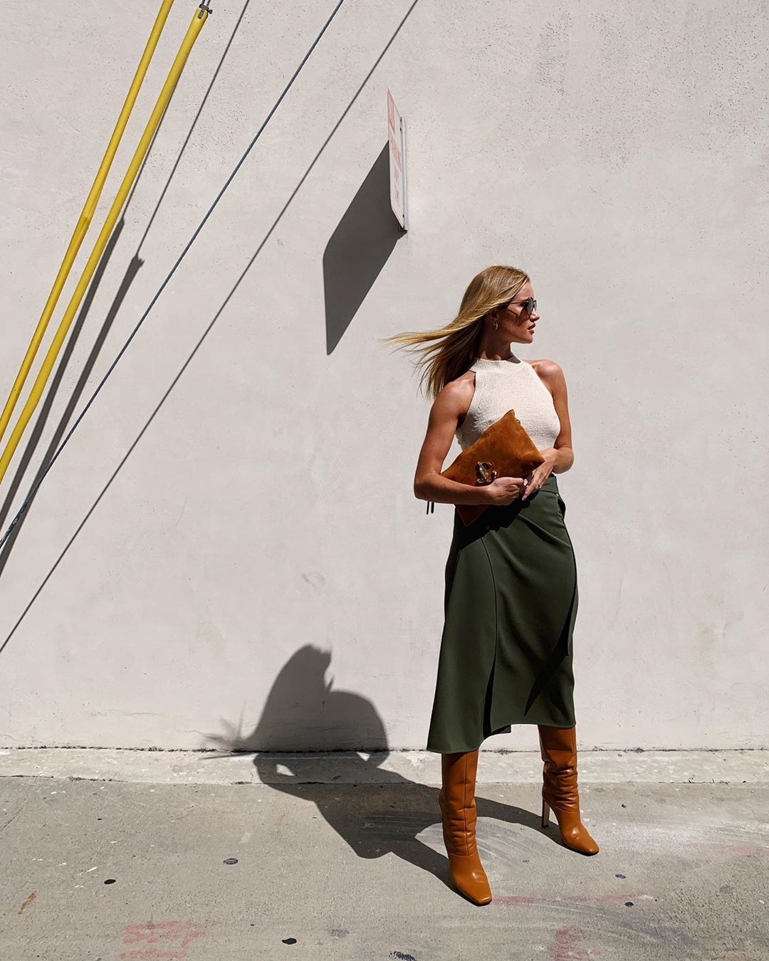 Rosie Huntington-Whiteley Pictures Rosie Huntington-Whiteley braless tits pokies showing off her boobs in a tight top.