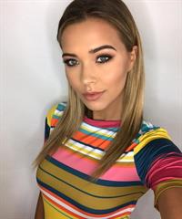 Sandra Kubicka taking a selfie