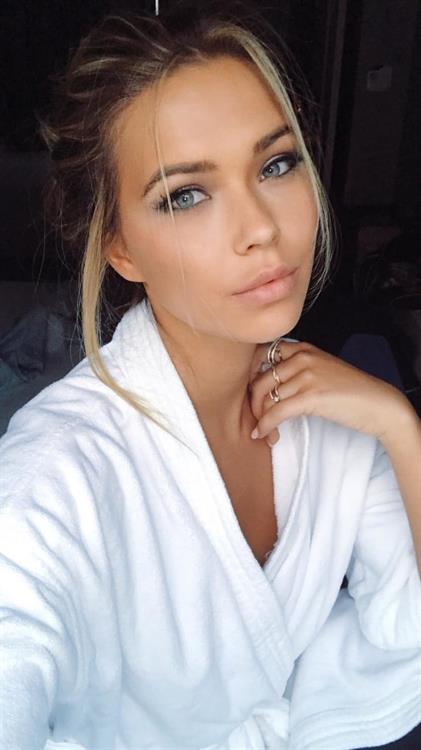 Sandra Kubicka taking a selfie