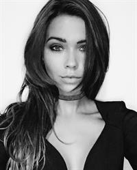 Sandra Kubicka taking a selfie