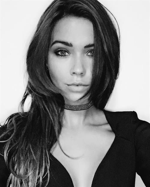 Sandra Kubicka taking a selfie