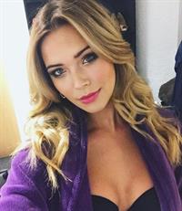 Sandra Kubicka taking a selfie