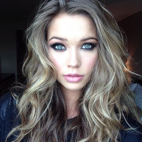 Sandra Kubicka taking a selfie