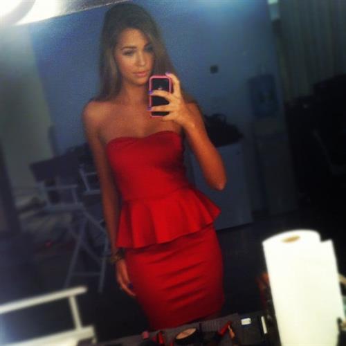 Sandra Kubicka taking a selfie
