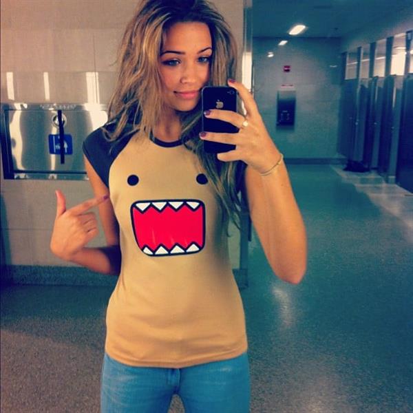 Sandra Kubicka taking a selfie