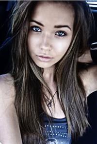 Sandra Kubicka taking a selfie