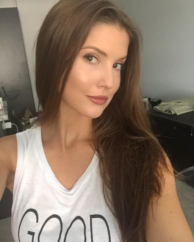 Amanda Cerny taking a selfie