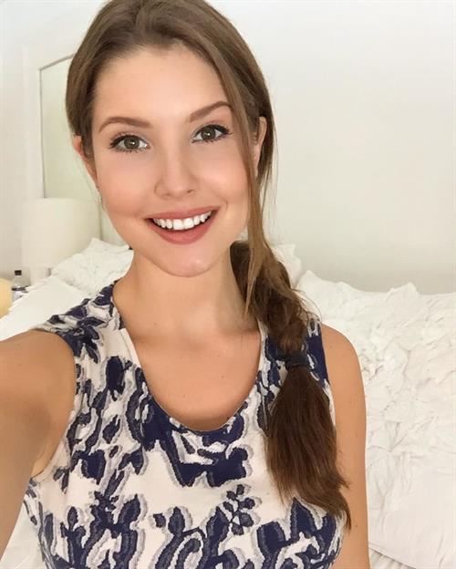 Amanda Cerny taking a selfie