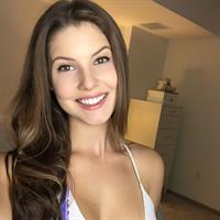 Amanda Cerny taking a selfie